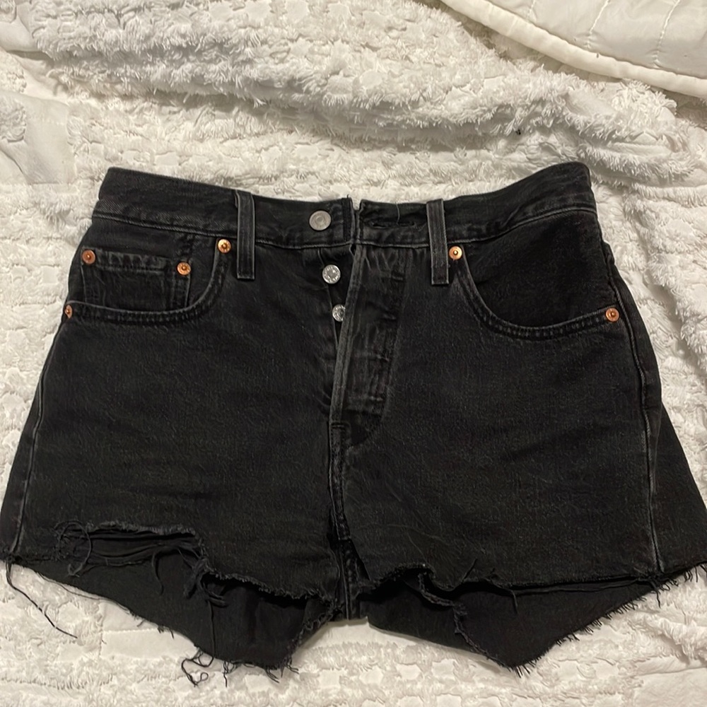 Size 26 black Levi 501 shorts!